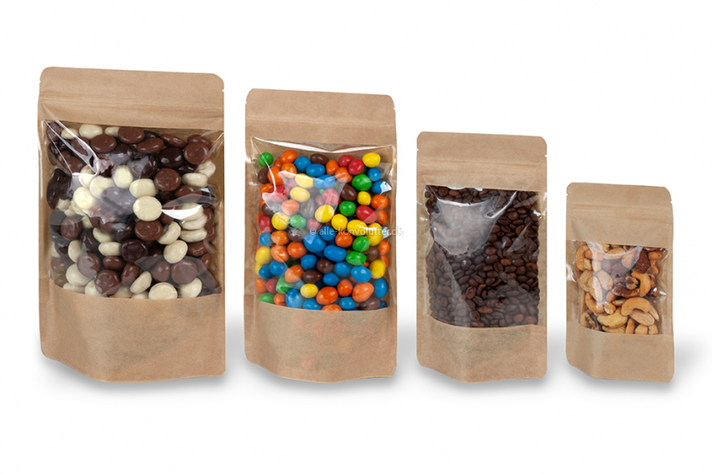 Ståposer med stort vindue